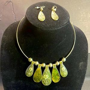 🌟choker type necklace and earring set. Pretty green iridescent type pendants.
